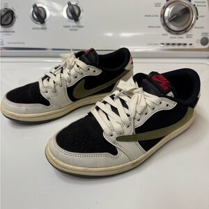 Jordan 1 Retro Low OG SP
Travis Scott Olive Women's